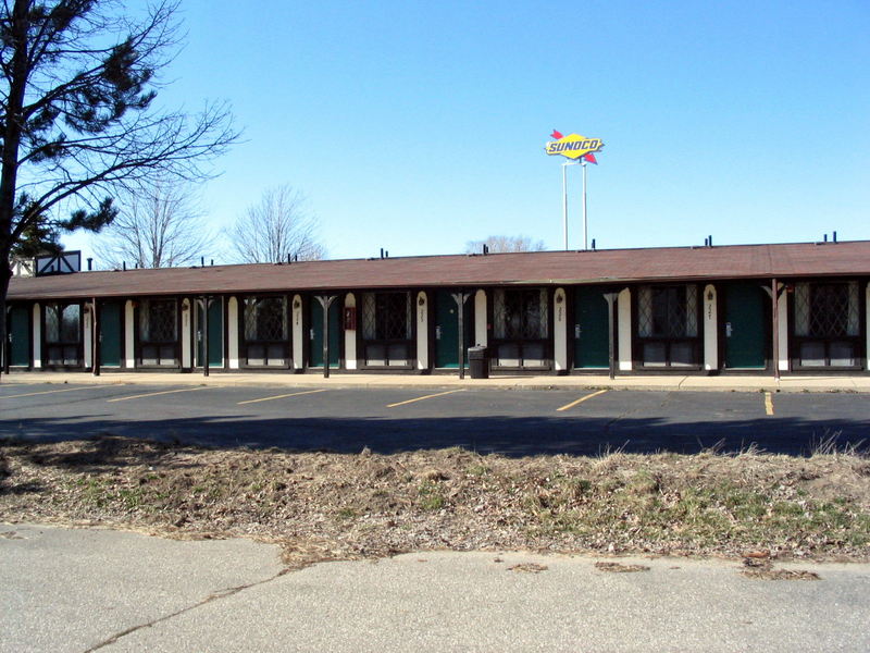 Super 7 Inn & Suites Saginaw (Saginaw Inn, Knights Inn) - April 2005 (newer photo)